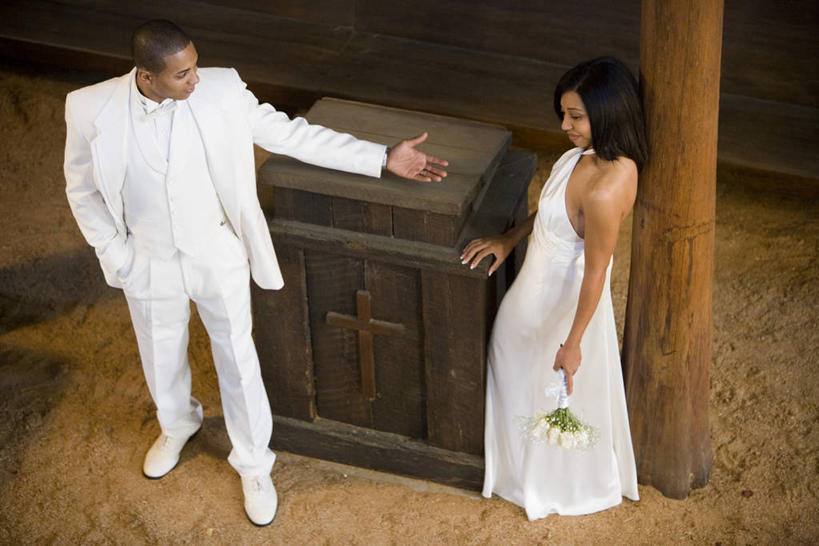 西方人,两个人,夫妻,新娘,新郎,站,笑,微笑,横图,俯视,室内,白天,婚纱,衬衫,爱情,婚礼,快乐,桌面,桌子,欧洲,非洲,黑人,欧洲人,握,阴影,庆祝,盛开,反射,木制,影子,柱子,泥土,土壤,结婚,浪漫,花蕾,注视,花,花瓣,花朵,鲜花,白色,木制品,花苞,花蕊,观察,看,靠,靠着,站着,一束,喜庆,恩爱,搭,握着,恋人,观看,纪念,察看,搭着,关注,手插袋,单手插袋,红壤,单手抄兜,单手放兜,非洲人,夫妇,情侣,红土,插兜,手插兜,手放口袋,站立,彩图,高角度拍摄,全身,衬衣,婚礼服,礼服,高兴,伴侣,手抄兜