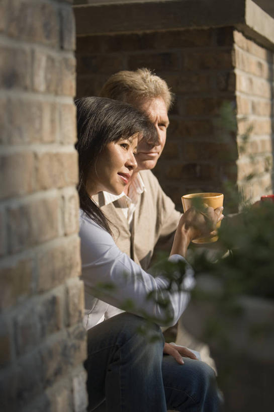 西方人,中年人,两个人,家庭,夫妻,坐,笑,微笑,竖图,室外,白天,侧面,爱情,建材,植物,建筑,杯子,欧洲,欧洲人,撑,握,阴影,服装,朦胧,模糊,光线,材料,瓷器,影子,砖,砖块,墙,咖啡杯,陶瓷制品,浪漫,注视,休闲装,墙壁,墙面,一个,衣服,黄色,绿色,阳光,自然,观察,看,休闲,温暖,温馨,一家人,休闲服,砖头,恩爱,搭,握着,恋人,建造,服饰,生长,单个,成长,观看,和睦,察看,撑着,搭着,关注,瓷杯,男人,男性,女人,女性,中年男性,中年女性,白种人,夫妇,情侣,石料,坐着,半身,彩图,砌墙砖,伴侣,融洽