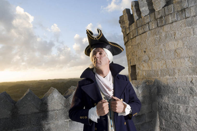 西方人,一个人,站,横图,室外,白天,正面,建材,日落,建筑,欧洲,欧洲人,仅一个男性,仅一个人,仅一个中年男性,握,阴影,服装,光线,材料,影子,砖,砖块,堡垒,城堡,墙,地平线,晚霞,霞光,落日,辽阔,地面,注视,墙壁,墙面,衣服,阳光,黄昏,观察,看,站着,广阔,砖头,彩霞,握着,建造,服饰,观看,一望无际,察看,衣着,要塞,穿着,关注,延伸,表演服,演出服,天地相交,衣饰,无边无际,一马平川,夕照,薄暮,设防,道具服,男人,男性,中年男性,白种人,石料,夕阳,站立,半身,彩图,傍晚,砌墙砖,斜阳