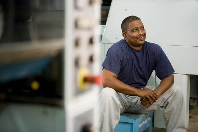 西方人,一个人,技术人员,工厂,坐,笑,微笑,露齿笑,横图,室内,白天,正面,车间,机器,欧洲,非洲,黑人,欧洲人,仅一个男性,仅一个人,仅一个中年男性,握,服装,朦胧,模糊,墙,注视,休闲装,墙壁,墙面,工人,衣服,观察,看,休闲,休闲服,机械,握着,服饰,观看,察看,关注,男人,男性,中年男性,非洲人,员工,技术员,坐着,半身,彩图,制造厂,匠人,劳动者,体力工,技工