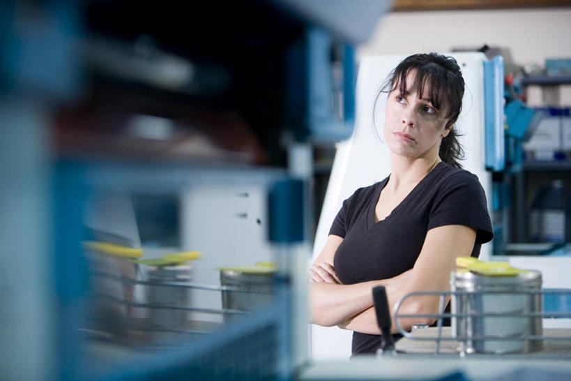 西方人,一个人,技术人员,工厂,站,双手交叉,横图,室内,白天,正面,车间,机器,欧洲,欧洲人,仅一个女性,仅一个人,服装,朦胧,模糊,印刷,注视,休闲装,设备,工人,衣服,观察,看,站着,仅一个中年女性,休闲,休闲服,机械,服饰,观看,察看,双手抱胸,关注,印刷机,女人,女性,中年女性,白种人,员工,技术员,站立,半身,彩图,制造厂,印刷设备,匠人,劳动者,体力工,技工