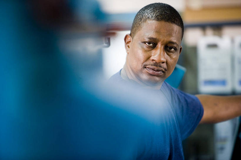 西方人,一个人,技术人员,工厂,站,笑,微笑,横图,室内,白天,正面,工作服,制服,车间,机器,欧洲,欧洲人,仅一个男性,仅一个人,仅一个中年男性,朦胧,模糊,扭头,注视,工人,扶,观察,看,站着,转头,机械,观看,察看,扶着,关注,工作制服,男人,男性,中年男性,白种人,员工,技术员,站立,半身,彩图,工作套服,制造厂,匠人,劳动者,体力工,技工