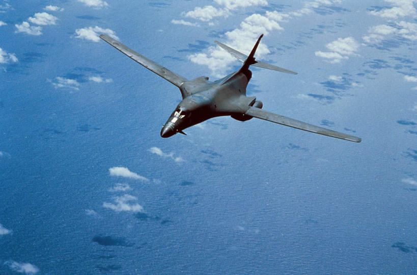 无人,横图,俯视,航拍,室外,白天,机器,飞机,美国,飞翔,阴影,飞行,光线,影子,云,云朵,翱翔,云彩,飞,蓝色,白云,蓝天,天空,阳光,天,发动机,机械,空军,一架,晴朗,战斗机,北美,北美洲,鸟瞰,美洲,轰炸机,军用机,美军,军用战斗机,北亚美利加洲,亚美利加洲,飞机发动机,航空发动机,晴空,彩图,高角度拍摄,B-1B枪骑兵战略轰炸机