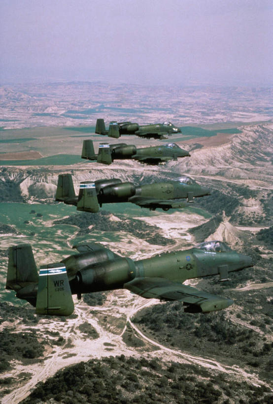 无人,竖图,俯视,航拍,室外,白天,机器,日落,飞机,美国,一排,飞翔,阴影,整齐,飞行,光线,影子,晚霞,霞光,落日,翱翔,飞,排列,阳光,黄昏,发动机,机械,彩霞,空军,北美,北美洲,鸟瞰,队列,美洲,美军,攻击机,A-10攻击机,A-10雷电攻击机,北亚美利加洲,亚美利加洲,夕照,飞机发动机,航空发动机,夕阳,彩图,高角度拍摄,斜阳