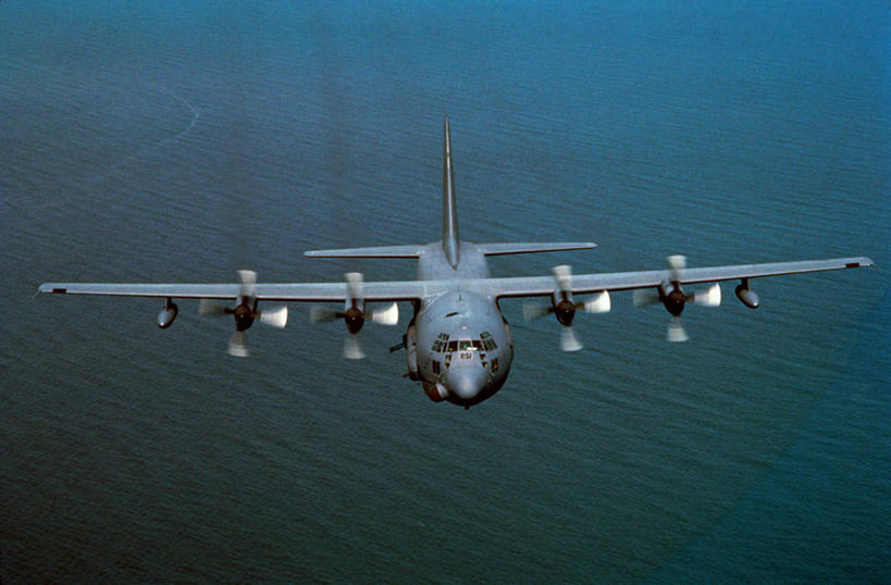 无人,横图,俯视,航拍,室外,白天,机器,海浪,海洋,飞机,美国,飞翔,飞行,浪花,翱翔,飞,海水,发动机,机械,空军,一架,战斗机,北美,北美洲,鸟瞰,美洲,海景,军用机,美军,军用战斗机,攻击机,北亚美利加洲,亚美利加洲,飞机发动机,航空发动机,大海,风浪,海,海水的波动,近岸浪,涌浪,彩图,高角度拍摄,AC-130飞行炮艇