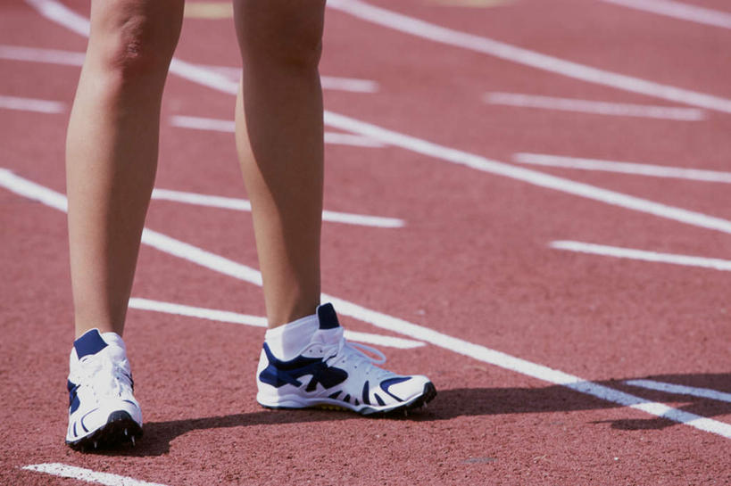 西方人,一个人,体育馆,运动场,站,横图,俯视,室外,白天,运动鞋,锻炼,旅游,度假,运动,鞋子,欧洲,欧洲人,仅一个男性,仅一个人,朦胧,模糊,跑道,娱乐,体育场,仅一个年轻男性,站着,享受,休闲,放松,田径场,张开双腿,休闲鞋,室外运动,户外运动,塑胶跑道,运动馆,展开双腿,男人,男性,年轻男性,白种人,站立,半身,彩图,高角度拍摄,健身,全天候田径运动跑道,伸展双腿