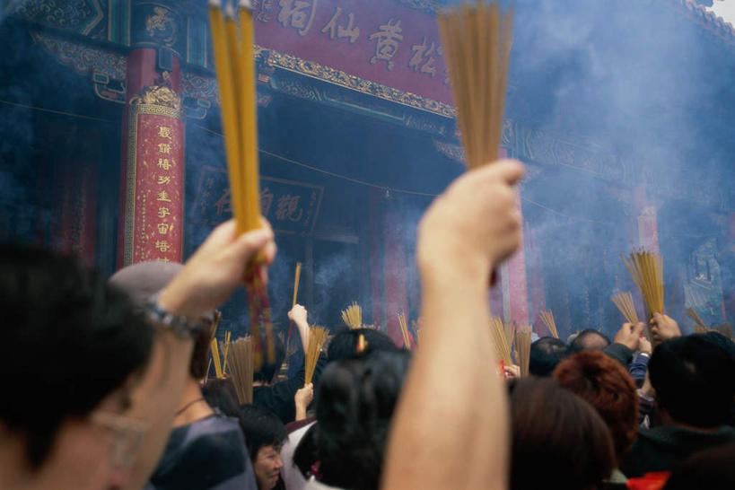 东方人,寺庙,横图,室外,白天,仰视,旅游,度假,名胜古迹,标志建筑,地标,建筑,蜡烛,雕塑,香港,中国,亚洲,行人,游客,游人,握,节日,遗迹,艺术,装饰,标志,雕刻,牌匾,文字,字符,烟雾,许多人,燃烧,拿,拿着,黄种人,古迹,文化,文物,娱乐,标识,建设,古建筑,路人,旅客,佛香,香火,香烛,工艺品,庙宇,祈祷,一群人,享受,休闲,健康,汉字,旅游胜地,放松,握着,许愿,宗教,信仰,烧香,纪念,祈求,美术,港,中文,主题,陈列,古文明,东亚,九龙,啬色园,黄大仙庙,香港特别行政区,港澳台,中华人民共和国,功能,美学,国文,华文,九龙半岛,过客,黄大仙祠,香港黄大仙祠,香港黄大仙庙,平安,男人,男性,女人,女性,中年男性,中年女性,亚洲人,半身,彩图,低角度拍摄,庙,寺