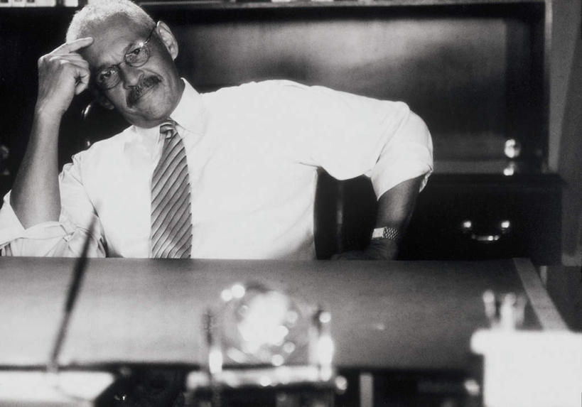 西方人,一个人,商务人士,商务男性,餐厅,坐,笑,微笑,横图,黑白,室内,白天,正面,衬衫,仪器,海洋,沙发,地图,欧洲,欧洲人,仅一个男性,仅一个人,仅一个中年男性,撑,套装,朦胧,模糊,时间,网格,地球仪,时钟,手表,线条,眼镜,世界地图,地球,陆地,领带,计时,全球,注视,球,经纬线,模型,钟表,观察,看,球体,表,地理,国家,观看,腕表,大陆,察看,世界,撑着,象征,庄重,关注,商务装,身份,纬线,版图,近视眼镜,经线,布艺沙发,工薪阶层,经纬仪,地理学,正式,地位,男人,男性,中年男性,白种人,白领,上班族,钟,坐着,半身,衬衣,餐馆,饭店,饭馆,大洋,大洲