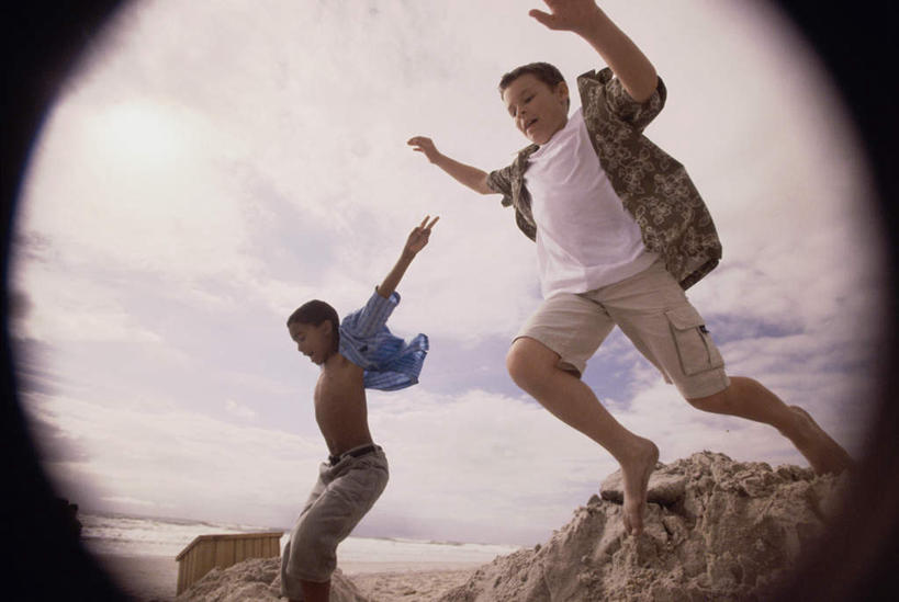 西方人,儿童,两个人,伙伴,朋友,跳,举,笑,微笑,露齿笑,横图,室外,白天,仰视,友谊,纯洁,石头,山,山脉,欧洲,非洲,黑人,欧洲人,阴影,服装,朦胧,模糊,光线,石子,影子,山峰,云,云朵,山峦,半空,云彩,注视,休闲装,小孩,衣服,蓝色,白云,蓝天,天空,阳光,群山,天,观察,看,托,休闲,休闲服,可爱,童年,童趣,服饰,晴朗,观看,镜头,察看,关注,童真,烂漫,无邪,天真,友情,男孩,男人,男性,白种人,非洲人,石块,岩石,晴空,举起,举手,举着,跳跃,向上举,向上伸,向上托,半身,彩图,低角度拍摄,男生