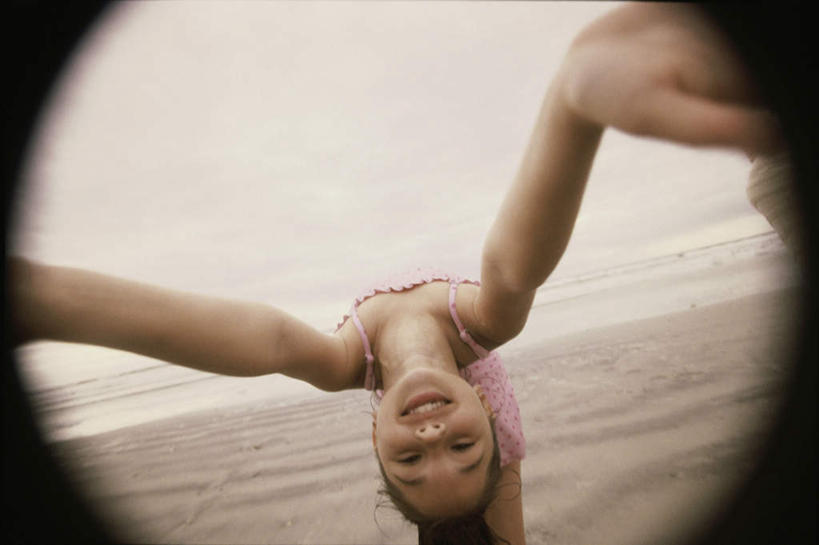 西方人,儿童,一个人,站,举,笑,微笑,露齿笑,横图,室外,白天,旅游,度假,纯洁,海浪,海洋,美景,日落,沙滩,吊带,欧洲,欧洲人,仅一个女性,仅一个人,服装,沙子,海岸,景观,浪花,晚霞,霞光,落日,沙地,注视,吊带衫,娱乐,小孩,背面,衣服,自然,海水,黄昏,观察,看,托,站着,仅一个小孩,享受,休闲,景色,彩霞,放松,可爱,童年,童趣,服饰,观看,镜头,察看,衣着,穿着,关注,自然风光,海景,童真,烂漫,无邪,衣饰,夕照,天真,女孩,女人,女性,白种人,孩子,大海,风浪,海,海水的波动,海滩,近岸浪,涌浪,夕阳,举起,举手,举着,抬头,向上举,向上伸,向上托,仰头,站立,半身,彩图,斜阳,女生