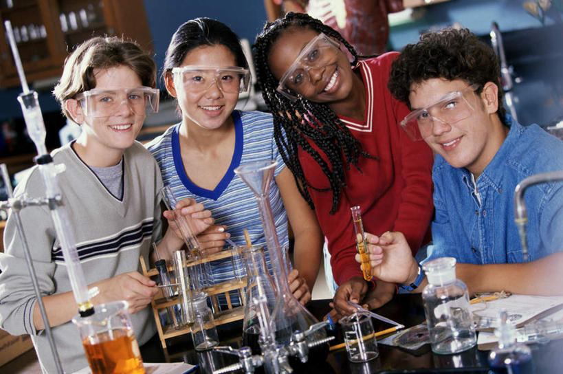 东方人,西方人,四个人,伙伴,朋友,站,笑,微笑,露齿笑,横图,室内,白天,正面,毛衣,友谊,安全,实验,仪器,桌面,桌子,欧洲,非洲,黑人,欧洲人,亚洲,握,阴影,服装,研究,透明,反射,分析,化学,测试,木制,笔,烧瓶,水槽,眼镜,影子,锥形瓶,墙,实验室,研究室,办公用品,防护,注视,休闲装,黄种人,水斗,墙壁,墙面,玻璃制品,文具,衣服,玻璃瓶,木制品,瓶子,学习用品,观察,看,站着,休闲,同学,休闲服,器皿,握着,服饰,观看,护目镜,保护,文具用品,察看,校友,关注,保险,记录板,线衫,试验室,记事板,玻璃仪器,试验耗材,实验用品,保全,周全,安稳,安定,同窗,学友,三角烧瓶,依氏烧瓶,锥形烧瓶,安全防护眼镜,平安,友情,男人,男性,年轻男性,年轻女性,女人,女性,白种人,非洲人,亚洲人,站立,半身,彩图,绒衣,套衫,套头毛衣,线衣,防护眼镜