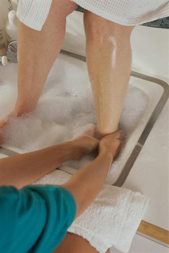 西方人,两个人,按摩师,坐,摸,竖图,俯视,室内,特写,白天,工作服,制服,按摩,化妆,美容,欧洲,欧洲人,抚摸,护肤,纺织物,化妆品,肥皂,毛巾,香皂,日用品,洗浴用品,清洁,保养,享受,休闲,放松,SPA水疗,保健,温泉浴场,保暖,护肤品,化妆用品,护肤用品,舒缓,透气,养颜,指压,防水,去污,紧肤,嫩肤,工作制服,储水,耐磨,吸水,年轻女性,女人,女性,白种人,技师,矿泉疗养地,触摸,接触,洗涤,坐着,半身,彩图,高角度拍摄,工作套服,水疗,推拿