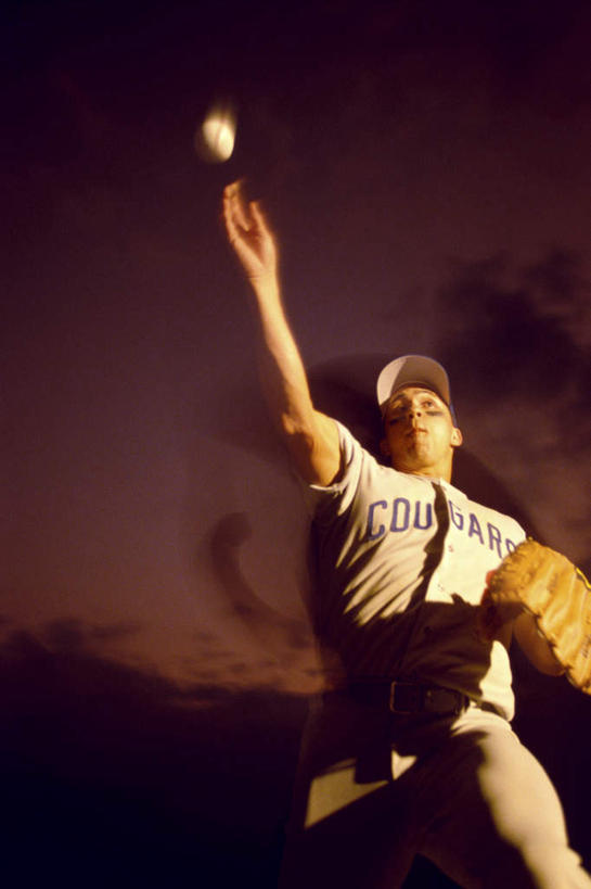 西方人,一个人,运动员,棒球运动员,站,投,举,竖图,室外,白天,仰视,运动服,锻炼,运动,棒球,垒球,日落,帽子,欧洲,欧洲人,仅一个男性,仅一个人,阴影,服装,光线,棒球手套,影子,晚霞,霞光,落日,注视,运动帽,球,仅一个年轻男性,衣服,阳光,黄昏,手套,观察,看,托,站着,鸭舌帽,彩霞,服饰,观看,察看,衣着,穿着,关注,棒球球员,衣饰,夕照,体育,男人,男性,年轻男性,白种人,夕阳,体育运动员,运动选手,举起,举手,举着,抛,扔,撒,向上举,向上伸,向上托,站立,掷,半身,彩图,低角度拍摄,健身,斜阳,运动装