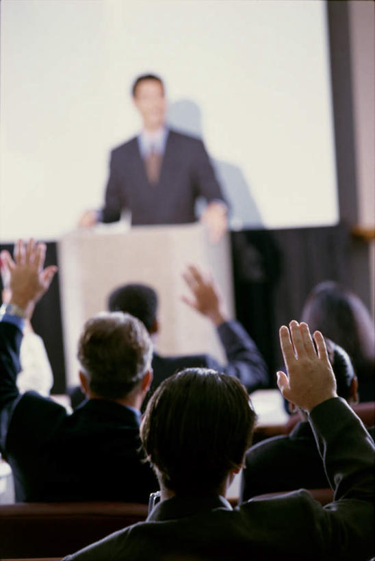 西方人,背部,同事,商务人士,商务男性,商务女性,站,坐,举,竖图,室内,白天,正面,衬衫,成功,合作,团队,集体,信心,显示器,欧洲,非洲,黑人,欧洲人,套装,朦胧,模糊,屏幕,领带,许多人,注视,显示屏,队伍,讲台,观察,看,托,站着,一群人,观看,察看,领导,象征,庄重,成就,关注,演说台,商务装,身份,合伙,领袖,工薪阶层,输出设备,演讲台,正式,地位,男人,男性,女人,女性,中年男性,中年女性,白种人,非洲人,白领,上班族,举起,举手,举着,向上举,向上伸,向上托,站立,坐着,半身,彩图,衬衣,报告厅