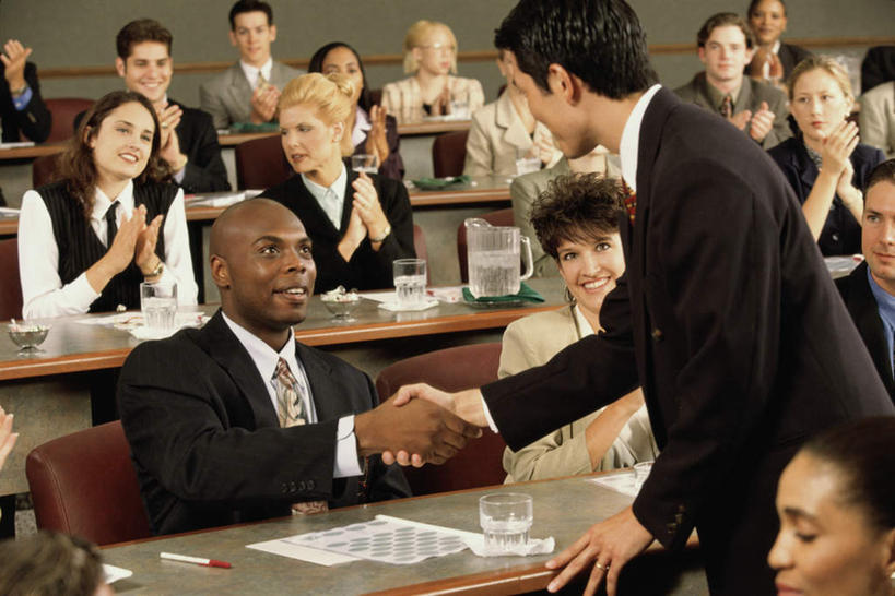 东方人,西方人,同事,商务人士,商务男性,商务女性,办公室,站,坐,握手,笑,鼓掌,微笑,露齿笑,横图,室内,白天,正面,衬衫,成功,合作,团队,集体,信心,家具,桌子,杯子,椅子,欧洲,欧洲人,亚洲,套装,笔,材料,档案,文件,办公桌,办公用品,领带,许多人,注视,黄种人,队伍,水笔,玻璃制品,文具,会议椅,水杯,学习用品,资料,观察,看,站着,一群人,观看,办公椅,文具用品,察看,领导,象征,庄重,成就,关注,文档,商务装,身份,合伙,领袖,工薪阶层,办公家具,正式,地位,商务椅,培训椅,男人,男性,女人,女性,中年男性,中年女性,白种人,亚洲人,白领,上班族,玻璃杯,搀手,拉手,拍手,手拉手,手握手,站立,坐着,半身,彩图,衬衣,报告厅