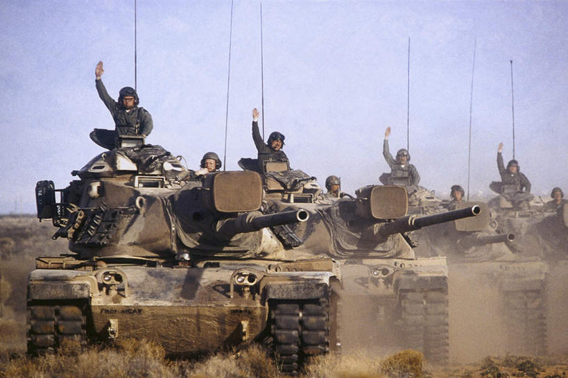 西方人,伙伴,朋友,坐,举,横图,室外,白天,正面,友谊,合作,团队,汽车,帽子,欧洲,欧洲人,士兵,阴影,朦胧,模糊,光线,头盔,影子,许多人,注视,车,蓝色,蓝天,天空,阳光,安全帽,交通工具,天,观察,看,托,一群人,战略,晴朗,观看,灰尘,尘土,察看,关注,载具,飞扬,迷彩服,军服,坦克,陆军,履带车,军用车,万里无云,战车,联合,合谋,坦克车,兵士,飞腾,伪装服,野战服,作战服,配合,协作,男人,男性,中年男性,白种人,晴空,晴空万里,举起,举手,举着,向上举,向上伸,向上托,坐着,彩图,全身