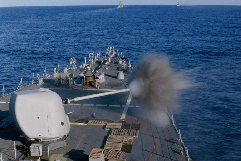 无人,横图,俯视,室外,白天,爆炸,竞争,海浪,海洋,船,美国,一艘,对抗,停靠,阴影,冲突,光线,影子,浪花,水平线,辽阔,海平线,破坏,蓝色,蓝天,天空,阳光,海水,天,广阔,大炮,武器,战争,军舰,晴朗,一望无际,损坏,北美,北美洲,攻击,威胁,对立,矛盾,停泊,兵器,美洲,海军,防御,海景,战舰,驱逐舰,美军,军用战舰,战船,万里无云,敌对,挫败,斗争,抗拒,抗衡,北亚美利加洲,亚美利加洲,杀伤,威慑,无边无际,一马平川,危险,大海,风浪,海,海水的波动,近岸浪,涌浪,晴空,晴空万里,彩图,高角度拍摄,巴里号驱逐舰,阿利.伯克级驱逐舰,阿利伯克级导弹驱逐舰,水天相接,水天一线