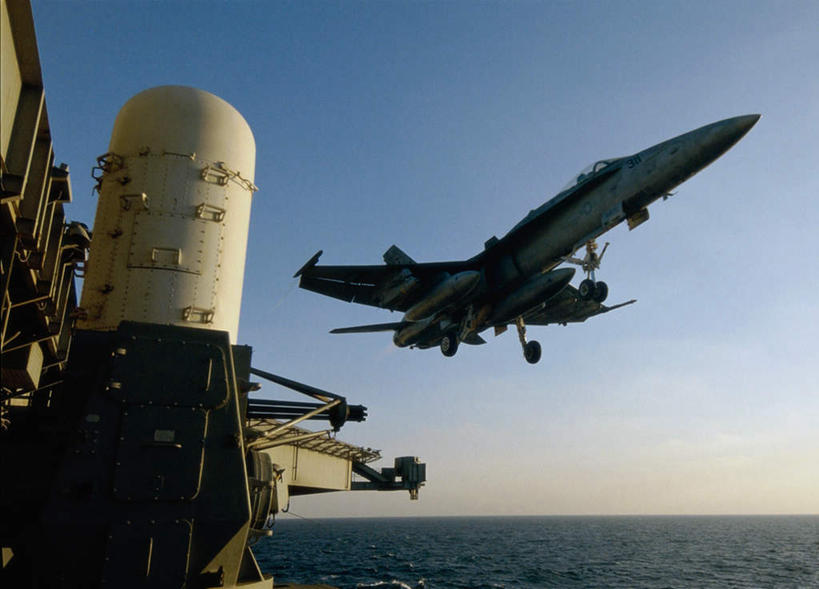 无人,横图,室外,白天,正面,海浪,海洋,飞机,船,美国,飞翔,阴影,飞行,光线,影子,浪花,翱翔,航空,飞,蓝色,蓝天,天空,阳光,海水,交通工具,天,战争,运输,军舰,空军,一架,晴朗,甲板,战斗机,北美,北美洲,载具,航母,美洲,海军,海景,轰炸机,战舰,航空母舰,军用机,美军,飞行甲板,军用战斗机,军用战舰,攻击机,军用运输器,战船,杜鲁门号航空母舰,万里无云,北亚美利加洲,亚美利加洲,空母,载机巡洋舰,大海,风浪,海,海水的波动,近岸浪,涌浪,晴空,晴空万里,彩图,F-14B战斗机