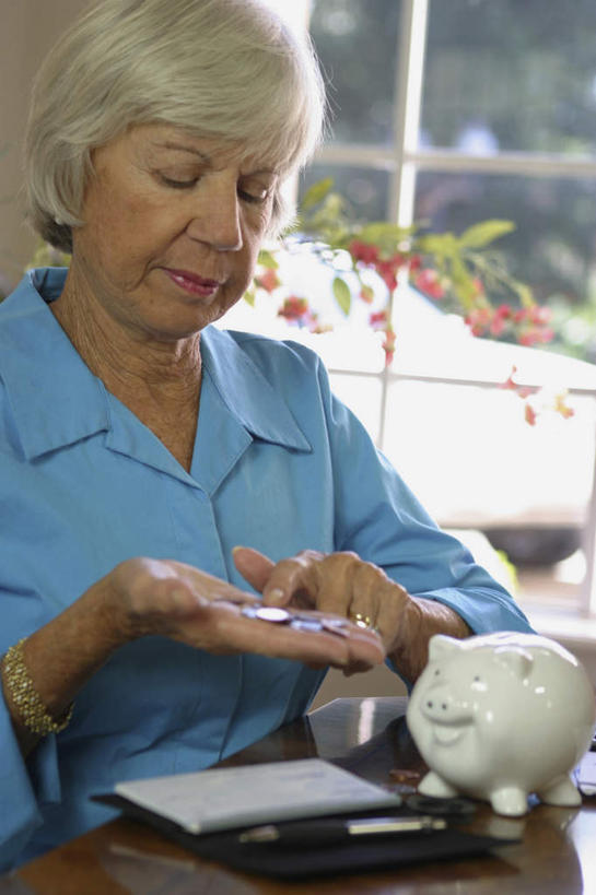 西方人,一个人,坐,竖图,室内,白天,正面,衬衫,钱,计算器,窗户,桌子,欧洲,欧洲人,仅一个女性,仅一个人,握,服装,计算,科学,笔,钱币,办公桌,办公用品,拿,拿着,注视,水笔,玻璃窗,文具,衣服,蓝色,容器,学习用品,观察,看,储蓄罐,器皿,储蓄,存钱,握着,金融,理财,财务,服饰,仅一个老年女性,经济,观看,文具用品,察看,衣着,资金,存钱罐,穿着,关注,数学,存款,流通,贸易,贮钱罐,储钱罐,扑满,衣饰,货币,现金,硬币,老年女性,女人,女性,白种人,坐着,半身,彩图,衬衣