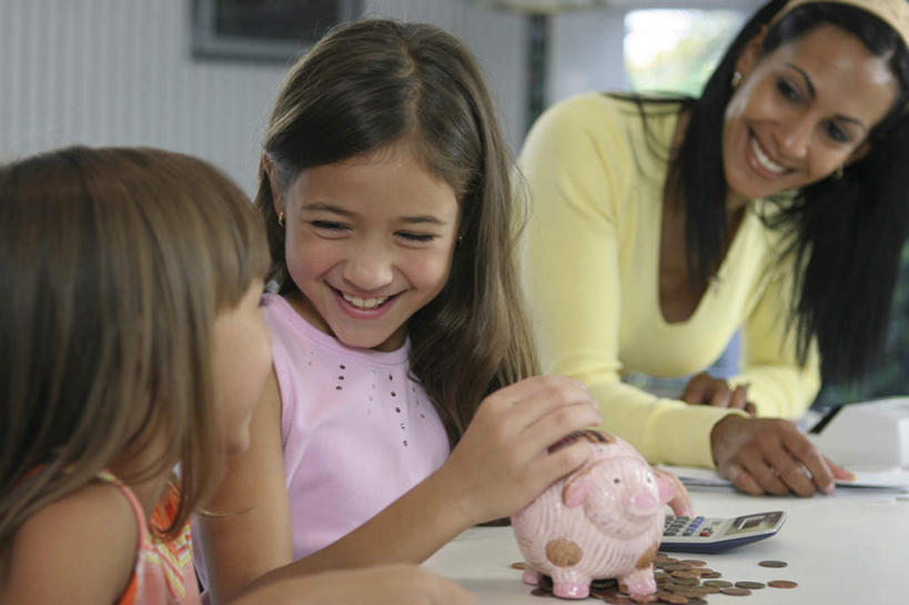 西方人,儿童,中年人,三个人,家庭,母亲,女儿,坐,笑,微笑,露齿笑,横图,室内,白天,正面,纯洁,钱,计算器,桌面,桌子,欧洲,欧洲人,握,服装,装饰,计算,科学,木制,笔,钱币,头饰,办公用品,拿,拿着,注视,休闲装,水笔,文具,小孩,衣服,发箍,发饰,木制品,容器,饰品,学习用品,观察,看,休闲,温暖,温馨,母女,一家人,休闲服,储蓄罐,器皿,可爱,母爱,童年,童趣,储蓄,存钱,握着,金融,理财,财务,服饰,经济,头箍,观看,账单,华丽,修饰,文具用品,点缀,和睦,察看,票据,资金,存钱罐,关注,数学,发票,存款,发卡,小票,流通,贸易,童真,烂漫,无邪,配饰,贮钱罐,储钱罐,扑满,衬托,美观,雅致,雅观,天真,货币,现金,硬币,女孩,女人,女性,中年女性,白种人,孩子,坐着,半身,彩图,融洽,收据,女生