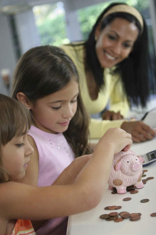 西方人,儿童,中年人,三个人,家庭,母亲,女儿,坐,笑,微笑,露齿笑,竖图,室内,白天,正面,纯洁,钱,计算器,桌面,桌子,欧洲,欧洲人,握,服装,装饰,计算,科学,木制,笔,钱币,头饰,办公用品,拿,拿着,注视,休闲装,水笔,文具,小孩,衣服,发箍,发饰,木制品,容器,饰品,学习用品,观察,看,休闲,温暖,温馨,母女,一家人,休闲服,储蓄罐,器皿,可爱,母爱,童年,童趣,储蓄,存钱,握着,金融,理财,财务,服饰,经济,头箍,观看,账单,华丽,修饰,文具用品,点缀,和睦,察看,票据,资金,存钱罐,关注,数学,发票,存款,发卡,小票,流通,贸易,童真,烂漫,无邪,配饰,贮钱罐,储钱罐,扑满,衬托,美观,雅致,雅观,天真,货币,现金,硬币,女孩,女人,女性,中年女性,白种人,孩子,坐着,半身,彩图,融洽,收据,女生