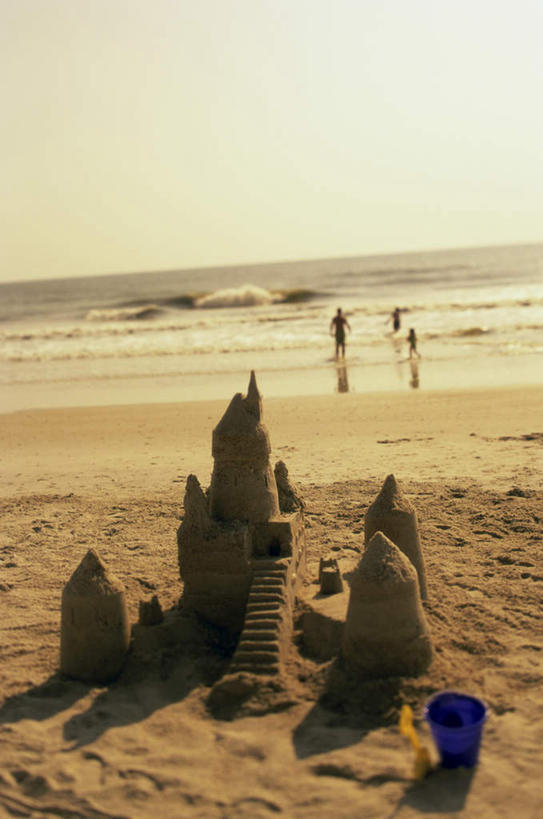 西方人,儿童,三个人,家庭,父亲,女儿,儿子,站,走,竖图,室外,白天,正面,纯洁,海浪,海洋,日落,沙滩,雕塑,欧洲,欧洲人,阴影,服装,艺术,装饰,光线,雕刻,雕像,沙子,桶,影子,塑料,堡垒,城堡,海岸,浪花,水平线,晚霞,霞光,落日,辽阔,海平线,沙地,注视,休闲装,小孩,衣服,阳光,海水,黄昏,容器,塑料制品,工艺品,观察,看,站着,休闲,广阔,温暖,温馨,父女,父子,一家人,休闲服,彩霞,父爱,可爱,童年,童趣,服饰,观看,纪念,储藏,一望无际,塑料桶,美术,和睦,察看,沙雕,要塞,储存,关注,主题,陈列,海景,童真,烂漫,无邪,功能,美学,无边无际,一马平川,夕照,设防,天真,男孩,男人,男性,年轻男性,女孩,女人,女性,白种人,孩子,年轻人,大海,风浪,海,海水的波动,海滩,近岸浪,涌浪,夕阳,步行,散步,站立,走路,彩图,全身,融洽,水天相接,水天一线,贮存,斜阳,男生,女生