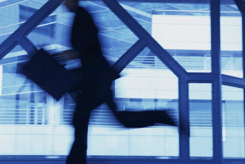 西方人,一个人,商务人士,商务男性,高楼大厦,横图,室内,白天,侧面,衬衫,办公楼,窗户,落地窗,大厦,建筑,摩天大楼,写字楼,欧洲,欧洲人,仅一个男性,仅一个人,奔驰,握,套装,朦胧,模糊,包,公文包,背光,繁忙,拿,拿着,玻璃窗,仅一个年轻男性,楼宇,奔跑,商务楼,握着,公事包,忙碌,商务装,逆光,工薪阶层,劳碌,男人,男性,年轻男性,白种人,白领,上班族,半身,彩图,衬衣,大楼,高层建筑,高楼,摩天楼