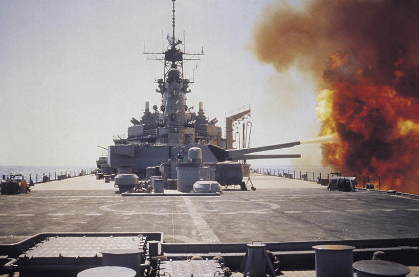 无人,横图,室外,白天,正面,热情,船,火,美国,一艘,阴影,光线,火焰,影子,燃烧,蓝色,蓝天,天空,阳光,天,军舰,晴朗,北美,北美洲,美洲,海军,战舰,战列舰,美军,军用战舰,战船,威斯康星号,威斯康星号战舰,万里无云,北亚美利加洲,亚美利加洲,威斯康星号战列舰,晴空,晴空万里,彩图