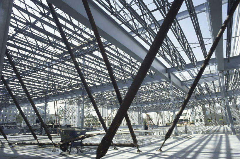 无人,横图,室外,白天,仰视,阴影,光线,影子,支架,架子,脚手架,车,施工,蓝色,蓝天,天空,阳光,手推车,建筑工地,交通工具,天,独轮车,晴朗,支撑,固定,载具,万里无云,地盘,建筑地盘,施工地盘,晴空,晴空万里,彩图,低角度拍摄,工地,稳固