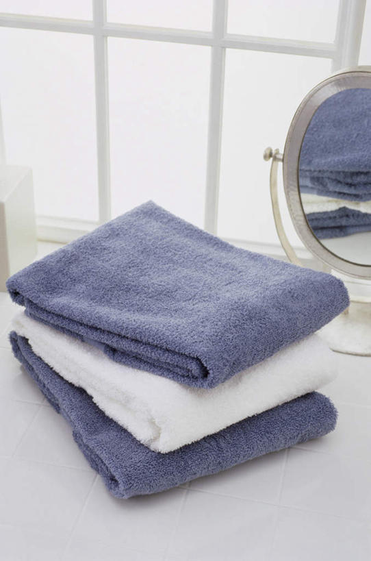 无人,竖图,室内,特写,白天,正面,窗户,镜子,静物,一堆,阴影,堆叠,堆积,反射,纺织物,影子,折叠,玻璃窗,三个,蓝色,白色,毛巾,清洁,堆,保暖,镜像,镜面,透气,防水,储水,耐磨,吸水,彩图