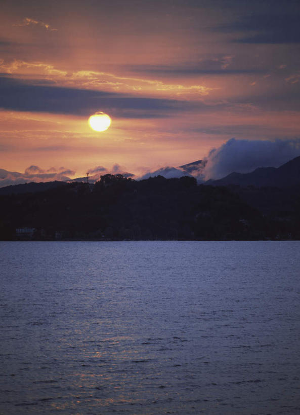 无人,竖图,室外,白天,正面,旅游,度假,湖,湖泊,石头,美景,日落,山,山脉,水,意大利,欧洲,波纹,石子,湖面,景观,山峰,水流,水面,晚霞,霞光,落日,涟漪,山峦,背光,娱乐,倒影,水纹,自然,黄昏,波浪,湖水,群山,享受,休闲,景色,彩霞,放松,倒映,南欧,自然风光,逆光,意大利共和国,水晕,夕照,反照,马焦雷湖,石块,岩石,夕阳,彩图,斜阳