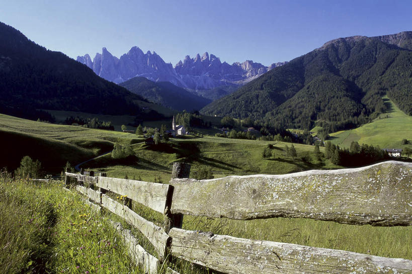 无人,栏杆,横图,室外,白天,正面,旅游,度假,草地,草坪,花海,花圃,美景,山,山脉,植物,叶子,意大利,欧洲,阴影,盛开,光线,影子,栅栏,景观,篱笆,山峰,围栏,山峦,花蕾,娱乐,护栏,草,花,花瓣,花朵,花卉,鲜花,树,树木,蓝色,绿色,蓝天,天空,阳光,自然,花丛,花束,花田,群山,天,花苞,花蕊,享受,休闲,景色,放松,生长,晴朗,成长,南欧,自然风光,万里无云,意大利共和国,白云石山,晴空,晴空万里,彩图