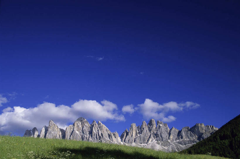 无人,横图,室外,白天,正面,旅游,度假,草地,草坪,石头,美景,山,山脉,植物,意大利,欧洲,阴影,光线,石子,影子,景观,山峰,云,云朵,山峦,云彩,娱乐,草,蓝色,绿色,白云,蓝天,天空,阳光,自然,群山,天,享受,休闲,景色,放松,晴朗,南欧,自然风光,沉积岩,意大利共和国,白云石山,水成岩,石块,岩石,晴空,彩图