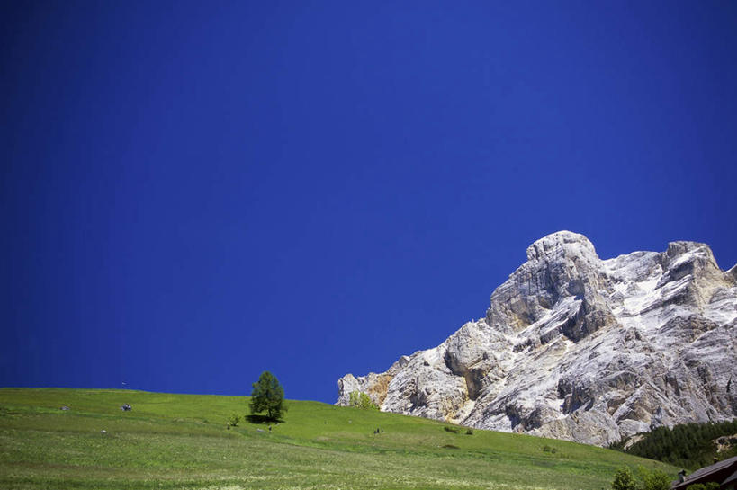 无人,横图,室外,白天,正面,旅游,度假,草地,草坪,石头,美景,山,山脉,植物,意大利,欧洲,阴影,光线,石子,影子,景观,山峰,山峦,娱乐,草,树,树木,蓝色,绿色,蓝天,天空,阳光,自然,群山,天,享受,休闲,景色,放松,生长,晴朗,成长,南欧,自然风光,万里无云,意大利共和国,白云石山,石块,岩石,晴空,晴空万里,彩图