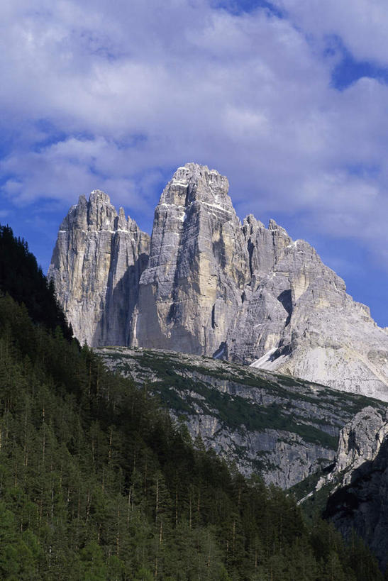 无人,竖图,室外,白天,正面,旅游,度假,石头,美景,森林,山,山脉,树林,植物,意大利,欧洲,阴影,光线,石子,影子,景观,山峰,云,云朵,山峦,云彩,娱乐,树,树木,蓝色,绿色,白云,蓝天,天空,阳光,自然,群山,天,享受,休闲,景色,放松,生长,晴朗,成长,南欧,自然风光,意大利共和国,白云石山,石块,岩石,晴空,彩图