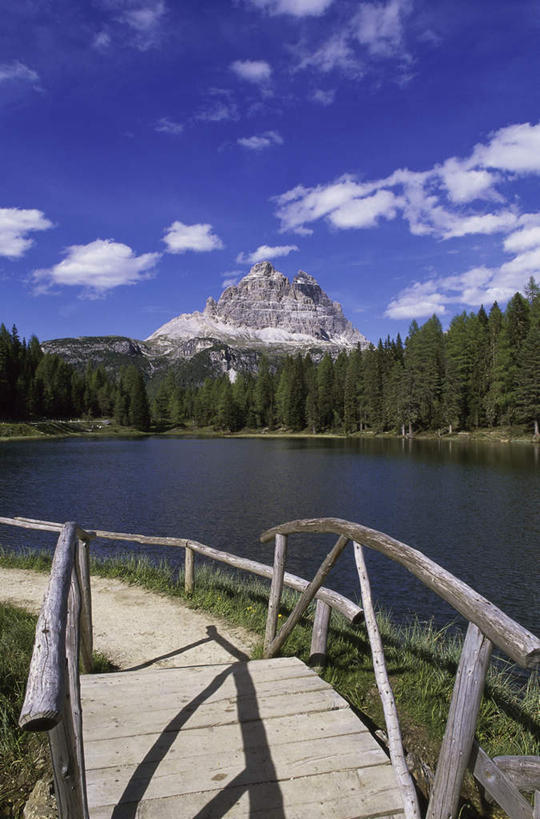 无人,栏杆,竖图,室外,白天,正面,旅游,度假,湖,湖泊,石头,美景,森林,山,山脉,树林,水,植物,道路,路,意大利,欧洲,阴影,波纹,光线,石子,影子,湖面,景观,山峰,水流,水面,云,云朵,围栏,小路,交通,涟漪,山峦,云彩,娱乐,护栏,树,树木,蓝色,绿色,白云,倒影,蓝天,水纹,天空,阳光,自然,波浪,湖水,群山,天,享受,休闲,景色,放松,生长,晴朗,成长,倒映,南欧,自然风光,意大利共和国,白云石山,水晕,反照,石块,岩石,晴空,彩图