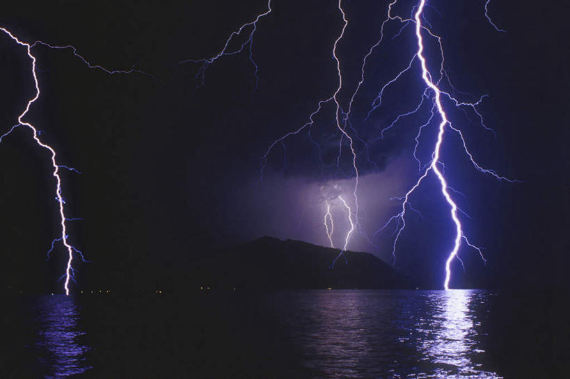 无人,横图,室外,夜晚,正面,旅游,度假,河流,美景,山,山脉,闪电,水,暴风雨,暴雨,大暴雨,华盛顿,美国,波纹,河水,景观,山峰,水流,涟漪,山峦,娱乐,倒影,水纹,自然,波浪,群山,享受,休闲,景色,放松,倒映,北美,北美洲,自然风光,美洲,打雷,雷,华盛顿州,水晕,常绿之州,常青州,北亚美利加洲,亚美利加洲,反照,打闪,彩图