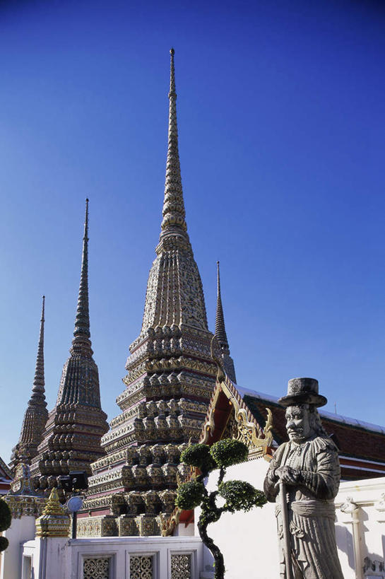 无人,寺庙,竖图,室外,白天,仰视,旅游,度假,名胜古迹,标志建筑,地标,建筑,曼谷,泰国,亚洲,阴影,节日,遗迹,光线,影子,首都,古迹,文化,文物,娱乐,建设,古建筑,蓝色,蓝天,天空,阳光,庙宇,天,祈祷,享受,休闲,健康,旅游胜地,放松,许愿,宗教,东南亚,佛教,信仰,晴朗,纪念,祈求,古文明,万里无云,卧佛寺,泰王国,释教,平安,晴空,晴空万里,半身,彩图,低角度拍摄,庙,寺