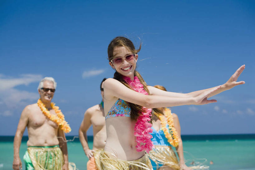 西方人,儿童,老年人,四个人,夫妻,父亲,女儿,祖母,祖父,三代同堂,站,笑,微笑,露齿笑,横图,室外,白天,正面,泳装,比基尼,裙子,爱情,旅游,度假,跳舞,纯洁,海浪,海洋,美景,沙滩,欧洲,欧洲人,阴影,装饰,盛开,光线,花环,墨镜,沙子,眼镜,影子,海岸,景观,浪花,云,云朵,沙地,浪漫,花蕾,云彩,注视,娱乐,祖孙三代,花,花瓣,花朵,鲜花,小孩,蓝色,白云,蓝天,天空,阳光,自然,海水,太阳镜,太阳眼镜,天,花苞,花蕊,观察,看,站着,享受,休闲,温暖,温馨,父女,母女,遮阳镜,景色,恩爱,放松,父爱,可爱,母爱,童年,童趣,恋人,晴朗,奶奶,爷爷,观看,祖孙,半身裙,华丽,修饰,点缀,和睦,察看,关注,自然风光,草裙舞,草裙,舞姿,海景,童真,烂漫,无邪,外婆,外孙女,外祖母,外公,外祖父,衬托,美观,雅致,雅观,天真,老年男性,老年女性,男人,男性,年轻男性,女孩,女人,女性,白种人,孩子,年轻人,夫妇,情侣,全家福,孙女,大海,风浪,海,海水的波动,海滩,近岸浪,涌浪,晴空,站立,半身,彩图,三点式,泳衣,舞蹈,呼拉舞,伴侣,融洽,女生,爸爸,多代同堂