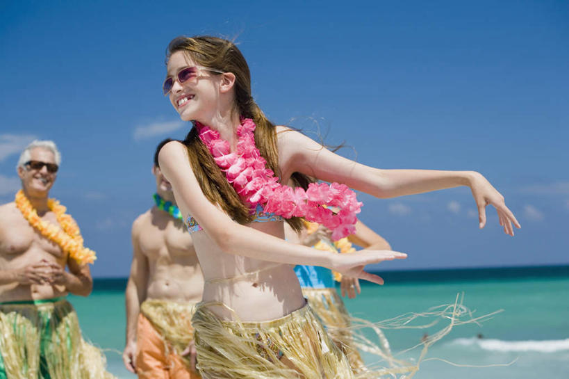 西方人,儿童,老年人,四个人,夫妻,父亲,女儿,祖母,祖父,三代同堂,站,笑,微笑,露齿笑,横图,室外,白天,正面,泳装,比基尼,裙子,爱情,旅游,度假,跳舞,纯洁,海浪,海洋,美景,沙滩,欧洲,欧洲人,阴影,装饰,盛开,光线,花环,墨镜,沙子,眼镜,影子,海岸,景观,浪花,云,云朵,沙地,浪漫,花蕾,云彩,注视,娱乐,祖孙三代,花,花瓣,花朵,鲜花,小孩,蓝色,白云,蓝天,天空,阳光,自然,海水,太阳镜,太阳眼镜,天,花苞,花蕊,观察,看,站着,享受,休闲,温暖,温馨,父女,母女,遮阳镜,景色,恩爱,放松,父爱,可爱,母爱,童年,童趣,恋人,晴朗,奶奶,爷爷,观看,祖孙,半身裙,华丽,修饰,点缀,和睦,察看,关注,自然风光,草裙舞,草裙,舞姿,海景,童真,烂漫,无邪,外婆,外孙女,外祖母,外公,外祖父,衬托,美观,雅致,雅观,天真,老年男性,老年女性,男人,男性,年轻男性,女孩,女人,女性,白种人,孩子,年轻人,夫妇,情侣,全家福,孙女,大海,风浪,海,海水的波动,海滩,近岸浪,涌浪,晴空,站立,半身,彩图,三点式,泳衣,舞蹈,呼拉舞,伴侣,融洽,女生,爸爸,多代同堂