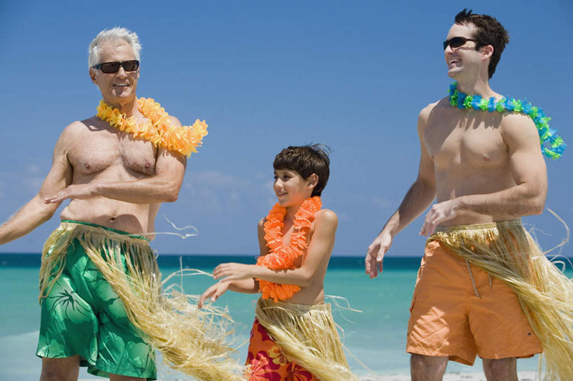 西方人,儿童,老年人,三个人,父亲,儿子,祖父,三代同堂,站,笑,微笑,露齿笑,横图,室外,白天,正面,裙子,旅游,度假,跳舞,纯洁,海浪,海洋,美景,沙滩,欧洲,欧洲人,一排,阴影,裤子,整齐,装饰,盛开,光线,花环,墨镜,沙子,眼镜,影子,海岸,景观,浪花,沙地,花蕾,注视,娱乐,祖孙三代,裸露,花,花瓣,花朵,鲜花,排列,小孩,蓝色,蓝天,天空,阳光,自然,海水,太阳镜,太阳眼镜,天,花苞,花蕊,观察,看,站着,享受,休闲,温暖,温馨,父子,遮阳镜,景色,放松,父爱,可爱,童年,童趣,晴朗,爷爷,观看,祖孙,半身裙,华丽,修饰,点缀,和睦,察看,队列,关注,自然风光,草裙舞,草裙,裸,舞姿,海景,童真,烂漫,无邪,外公,外祖父,外孙,万里无云,外孙子,衬托,美观,雅致,雅观,天真,老年男性,男孩,男人,男性,年轻男性,白种人,孩子,年轻人,全家福,孙子,大海,风浪,海,海水的波动,海滩,近岸浪,涌浪,晴空,晴空万里,站立,半身,彩图,舞蹈,呼拉舞,融洽,男生,爸爸,多代同堂