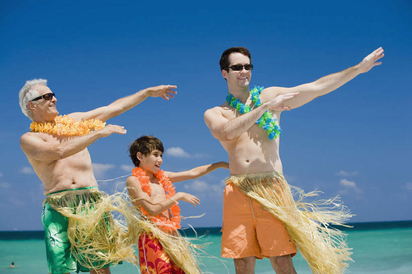 西方人,儿童,老年人,三个人,父亲,儿子,祖父,三代同堂,站,笑,微笑,露齿笑,横图,室外,白天,正面,裙子,旅游,度假,跳舞,纯洁,海浪,海洋,美景,沙滩,欧洲,欧洲人,一排,阴影,裤子,整齐,装饰,盛开,光线,花环,墨镜,沙子,眼镜,影子,海岸,景观,浪花,沙地,花蕾,注视,娱乐,祖孙三代,裸露,花,花瓣,花朵,鲜花,排列,小孩,蓝色,蓝天,天空,阳光,自然,海水,太阳镜,太阳眼镜,天,花苞,花蕊,观察,看,站着,享受,休闲,温暖,温馨,父子,遮阳镜,景色,放松,父爱,可爱,童年,童趣,晴朗,爷爷,观看,祖孙,半身裙,华丽,修饰,点缀,和睦,察看,队列,关注,自然风光,草裙舞,草裙,裸,舞姿,海景,童真,烂漫,无邪,外公,外祖父,外孙,万里无云,外孙子,衬托,美观,雅致,雅观,天真,老年男性,男孩,男人,男性,年轻男性,白种人,孩子,年轻人,全家福,孙子,大海,风浪,海,海水的波动,海滩,近岸浪,涌浪,晴空,晴空万里,站立,半身,彩图,舞蹈,呼拉舞,融洽,男生,爸爸,多代同堂