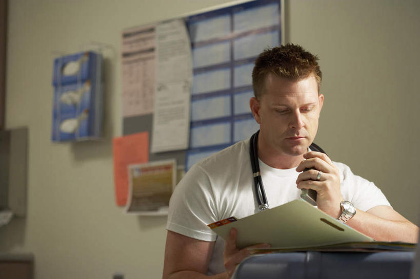 西方人,一个人,医生,医院,坐,横图,室内,白天,正面,工作服,制服,商务,科技,欧洲,欧洲人,仅一个男性,仅一个人,仅一个中年男性,握,时间,科学,信息,材料,档案,时钟,手表,文件,纸,墙,拿,计时,拿着,注视,布告,布告栏,墙壁,墙面,手稿,听诊器,资料,钟表,低头,观察,记录,看,医护人员,医疗人员,表,便捷,联络,握着,通信,观看,掌上电脑,腕表,证明,察看,医疗设备,科学技术,通知,公告,传播,关注,文档,消息,医疗器械,液晶,医疗工具,医疗机构,记载,PDA掌上电脑,个人数字助理,轻巧,工作制服,记实,纪录,公布栏,检测工具,男人,男性,中年男性,白种人,大夫,钟,坐着,半身,彩图,工作套服,办公,病院,诊所,病历