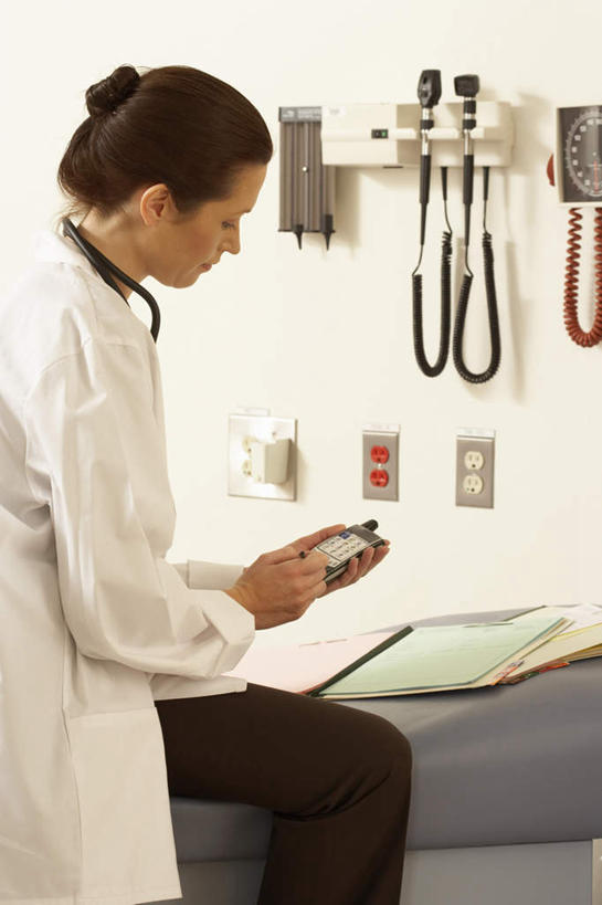 西方人,一个人,医生,医院,站,竖图,室内,白天,侧面,工作服,制服,商务,科技,床,欧洲,欧洲人,仅一个女性,仅一个人,握,科学,测量,材料,档案,文件,纸,刻度,墙,床单,拿,拿着,注视,被子,墙壁,墙面,白色,病床,手稿,听诊器,资料,低头,观察,记录,看,站着,仅一个中年女性,医护人员,医疗人员,便捷,联络,握着,通信,观看,测量工具,掌上电脑,证明,察看,医疗设备,血压计,科学技术,被单,关注,文档,医疗器械,液晶,医疗工具,医疗机构,记载,量具,量仪,PDA掌上电脑,个人数字助理,轻巧,血压表,工作制服,记实,纪录,检测工具,女人,女性,中年女性,白种人,大夫,站立,半身,彩图,工作套服,办公,病院,诊所,护理床,医疗床,病历