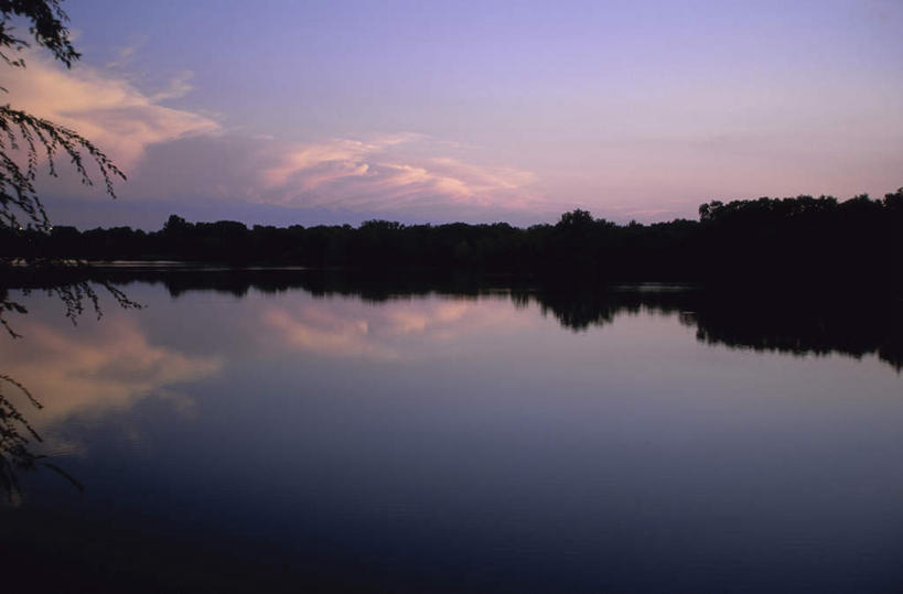 无人,横图,室外,白天,正面,旅游,度假,河流,美景,日落,水,植物,美国,河水,景观,水流,晚霞,霞光,云,云朵,落日,背光,云彩,娱乐,树,树木,绿色,白云,倒影,自然,黄昏,享受,休闲,景色,彩霞,放松,生长,成长,倒映,北美,北美洲,自然风光,美洲,逆光,北亚美利加洲,亚美利加洲,堪萨斯,堪萨斯州,向日葵之州,向日葵州,夕照,反照,夕阳,彩图,斜阳
