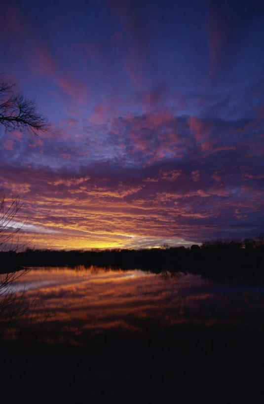 无人,竖图,室外,白天,正面,旅游,度假,湖,湖泊,美景,日落,山,山脉,水,美国,湖面,景观,山峰,水流,水面,晚霞,霞光,落日,山峦,背光,娱乐,倒影,自然,黄昏,湖水,群山,享受,休闲,景色,彩霞,放松,倒映,北美,北美洲,自然风光,美洲,逆光,北亚美利加洲,亚美利加洲,堪萨斯,堪萨斯州,向日葵之州,向日葵州,夕照,反照,夕阳,彩图,斜阳