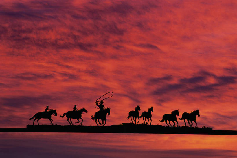 西方人,无人,三个人,牛仔,坐,举,横图,室外,白天,侧面,旅游,度假,美景,日落,马,野生动物,雕塑,欧洲,美国,欧洲人,握,艺术,装饰,雕刻,雕像,景观,晚霞,霞光,落日,背光,拿,拿着,娱乐,自然,黄昏,动物,工艺品,托,享受,休闲,景色,彩霞,放松,握着,运输,牲畜,纪念,美术,北美,北美洲,自然风光,主题,美洲,鞭子,逆光,陈列,俄勒冈州,俄勒冈,功能,美学,北亚美利加洲,亚美利加洲,落日之州,水獭之州,海狸州,夕照,男人,男性,年轻男性,白种人,夕阳,牧牛工,牧牛人,牧童,举起,举手,举着,向上举,向上伸,向上托,坐着,彩图,全身,斜阳