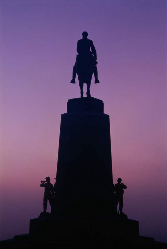 西方人,无人,三个人,伙伴,朋友,站,坐,竖图,室外,白天,仰视,旅游,度假,友谊,合作,团队,名胜古迹,日落,标志建筑,地标,建筑,马,野生动物,雕塑,欧洲,美国,欧洲人,士兵,服装,遗迹,艺术,装饰,雕刻,雕像,晚霞,霞光,落日,背光,古迹,文物,娱乐,建设,古建筑,衣服,黄昏,动物,工艺品,站着,享受,休闲,旅游胜地,彩霞,放松,战略,运输,服饰,牲畜,纪念,美术,北美,北美洲,衣着,穿着,主题,美洲,逆光,陈列,古文明,宾夕法尼亚,宾夕法尼亚州,宾州,拱顶石州,拱心石之州,宾氏林地,首府,功能,美学,北亚美利加洲,亚美利加洲,联合,合谋,衣饰,葛底斯堡,夕照,盖茨堡国家军事公园,盖茨堡,亚当斯县,配合,协作,男人,男性,中年男性,白种人,夕阳,站立,坐着,彩图,低角度拍摄,全身,斜阳