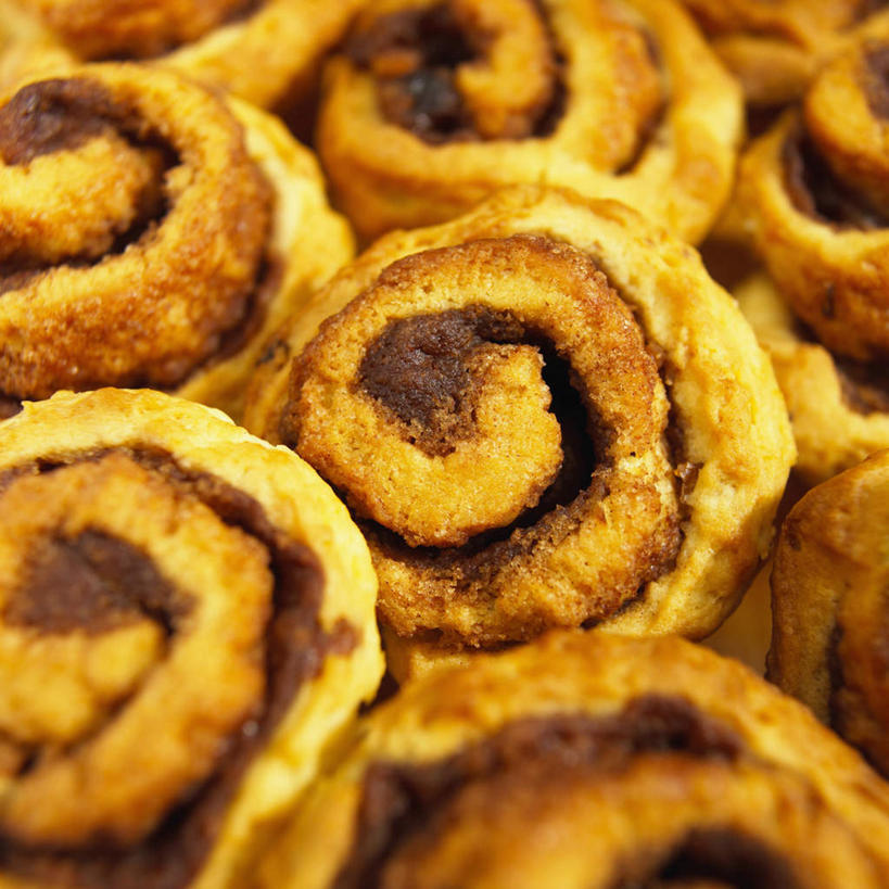 点心,面包,无人,方图,俯视,室内,特写,白天,餐桌,桌子,一堆,许多,阴影,堆叠,堆积,朦胧,模糊,反射,影子,食品,面点,很多,食物,糕点,黄色,餐台,堆,彩图,高角度拍摄,肉桂面包,肉桂面包卷