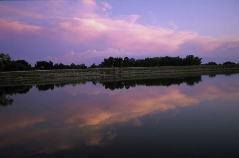 无人,横图,室外,白天,正面,旅游,度假,草地,草坪,湖,湖泊,美景,日落,水,植物,美国,波纹,湖面,景观,水流,水面,晚霞,霞光,落日,涟漪,娱乐,草,树,树木,绿色,倒影,水纹,自然,黄昏,波浪,湖水,享受,休闲,景色,彩霞,放松,生长,成长,倒映,北美,北美洲,自然风光,美洲,水晕,北亚美利加洲,亚美利加洲,堪萨斯,堪萨斯州,向日葵之州,向日葵州,夕照,反照,夕阳,彩图,斜阳